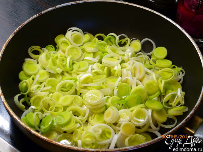 Киш с луком-пореем и сыром Камамбер