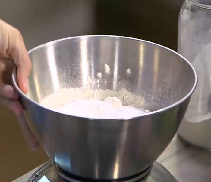 Быстрый пирог с ветчиной, луком и сыром 