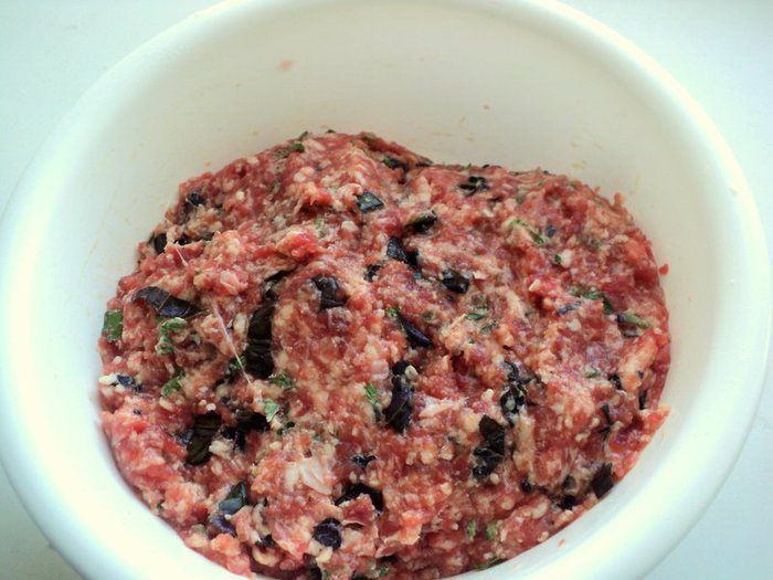 Фрикадельки с базиликом и овощами