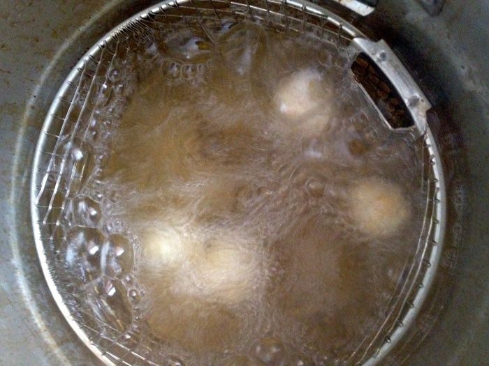 Кастаньоли (жареные шарики из сладкого теста)