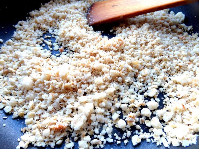 Фруктовый салат с овсяной крошкой и сгущенкой