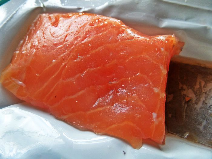Салат с лососем, яйцом, овощами и семенами чиа