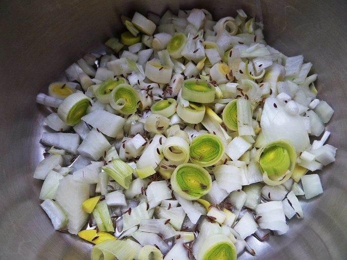 Рулька с разной капустой и грибами