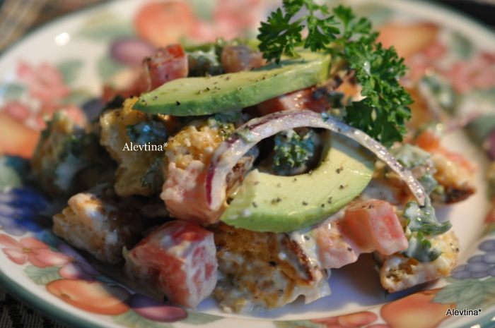 Салат с авокадо и гренками