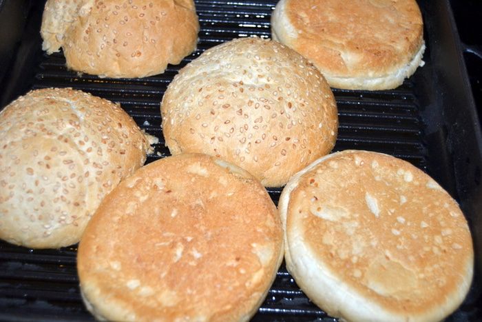 Бургер с индейкой и сочными овощами