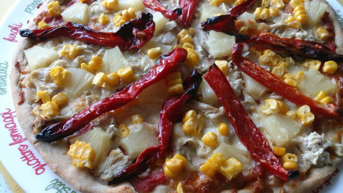 Пицца из ржаной муки с тыквенным соусом и хамоном