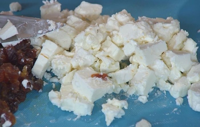 Хрустящие конвертики с фетой, ветчиной и финиками 