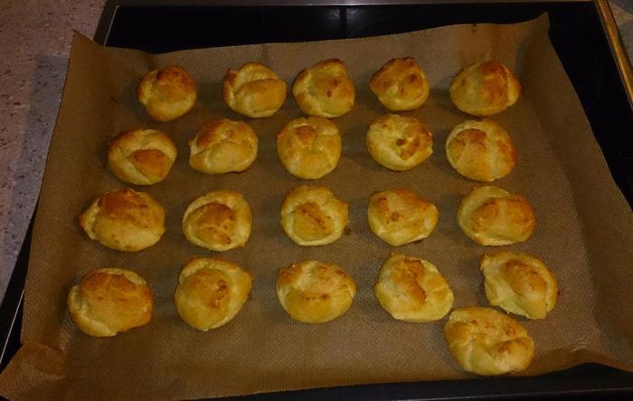 Профитроли с творожным сыром и семгой