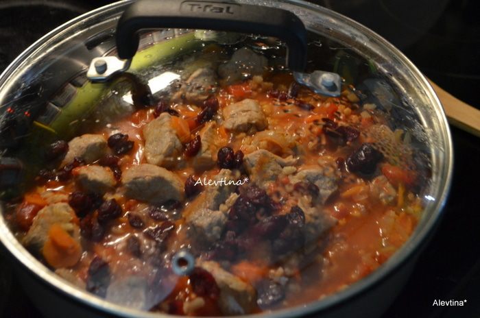 Свиное рагу с перловкой и клюквой