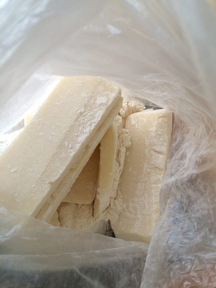 Сыр сулугуни в миндальной корочке с вареньем