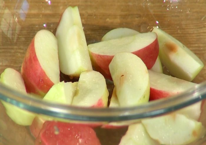 Салат с яблоками, свеклой и копченой скумбрией 