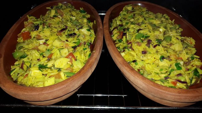 Рис с авокадо и овощами, запеченный в глиняных тарелках