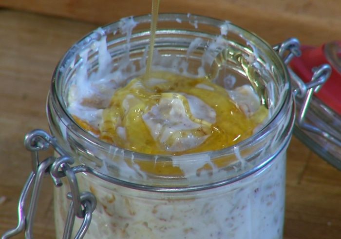 Домашние мюсли с орехами, манго, овсяными и гречневыми хлопьями 