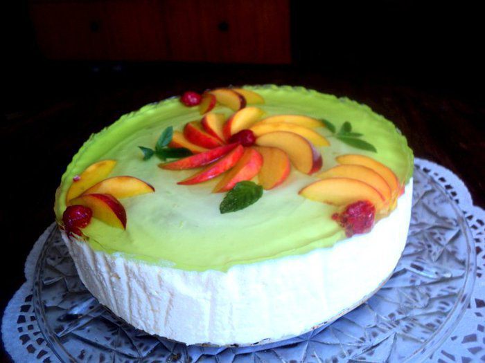 Торт с персиками и малиной