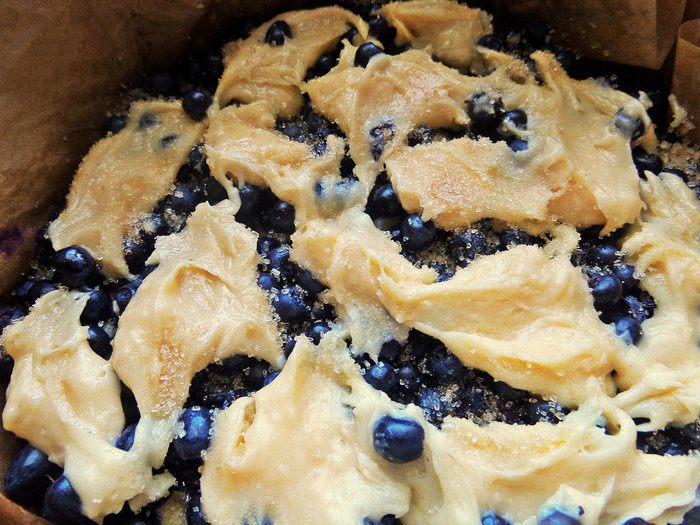 Пирог бисквитный с черникой