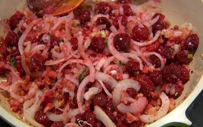 Цыпленок, фаршированный вишней