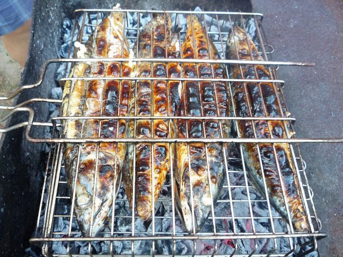 Скумбрия на гриле по-домашнему с базиликом и лимоном