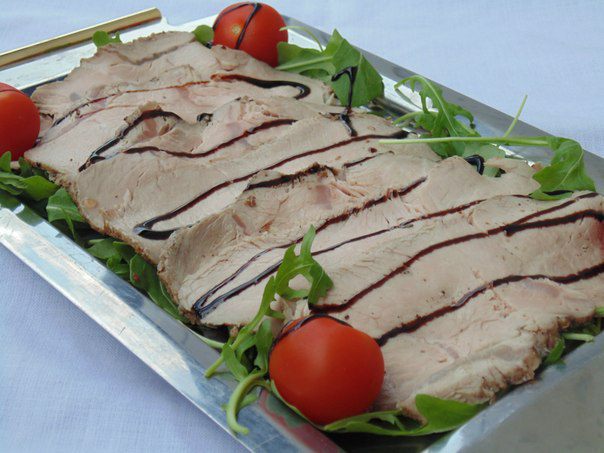 Запеченная телятина с соусом из тунца