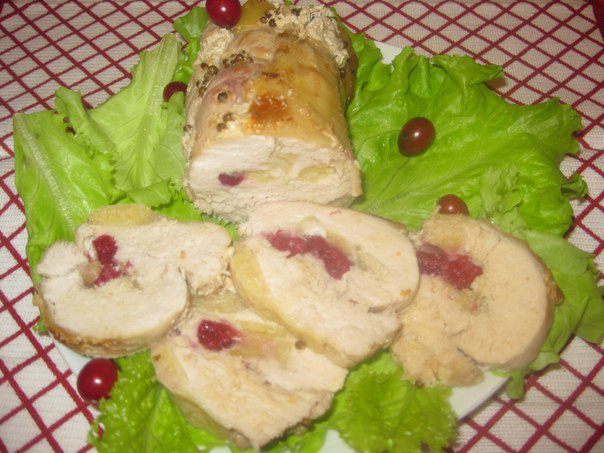 Рулет из индейки с клюквой и яблоком