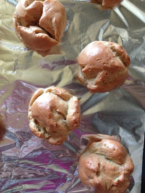 Клубничные профитроли с творожно-базиликовым кремом