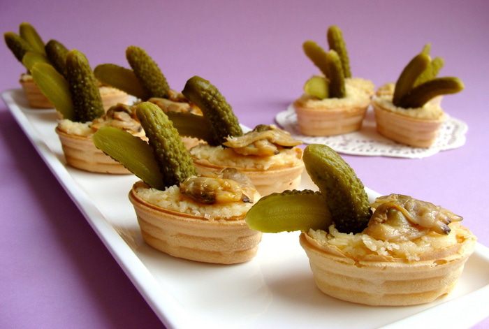 Тарталетки с сыром и копчеными ракушками