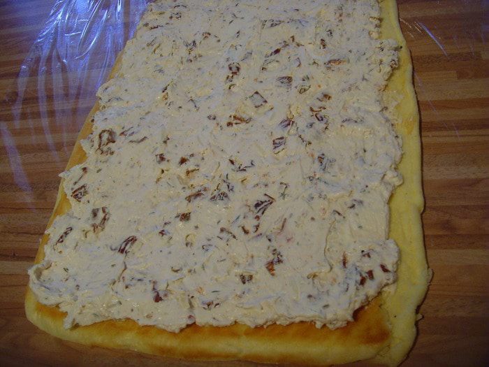 Рулет-суфле с пармезаном и вялеными томатами