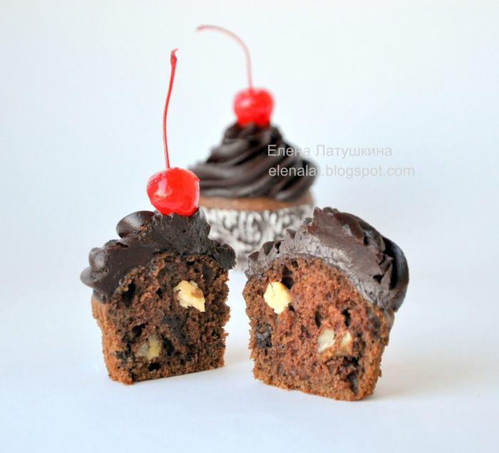 Шоколадные капкейки с грецким орехом с кусочками шоколада