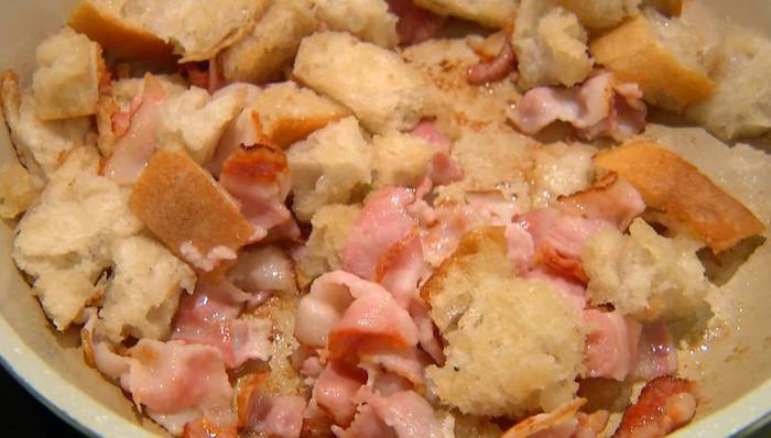 Лионский салат с карамелизированным луком и орехами