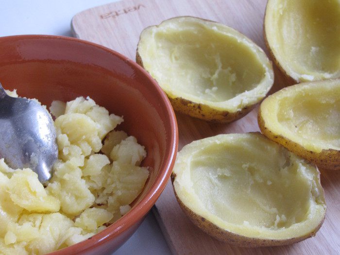 Картофельные лодочки с беконом и сыром