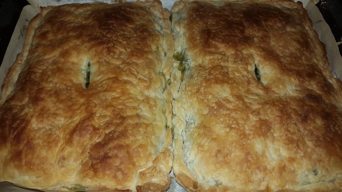 Пироги слоёные со шпинатом, листовой капустой и луком пореем