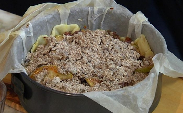 Яблочно-грушевый пирог с изюмом 
