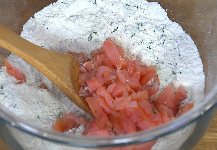 Капкейки с копченой семгой и укропом 