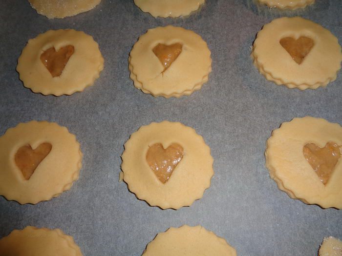 Сахарное печенье с курдом из ревеня, глазированное помадкой