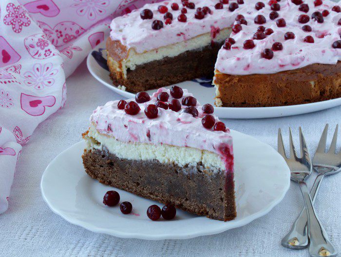 Брауни с чизкейком, взбитыми сливками и ягодой