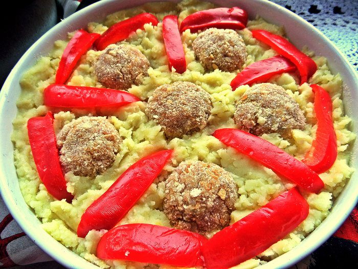 Запечённое пюре с котлетами