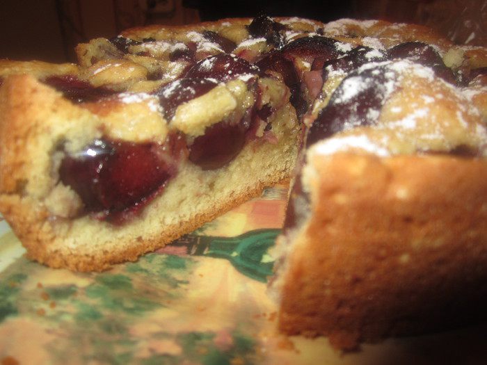 Пирог из миндального теста со сливами