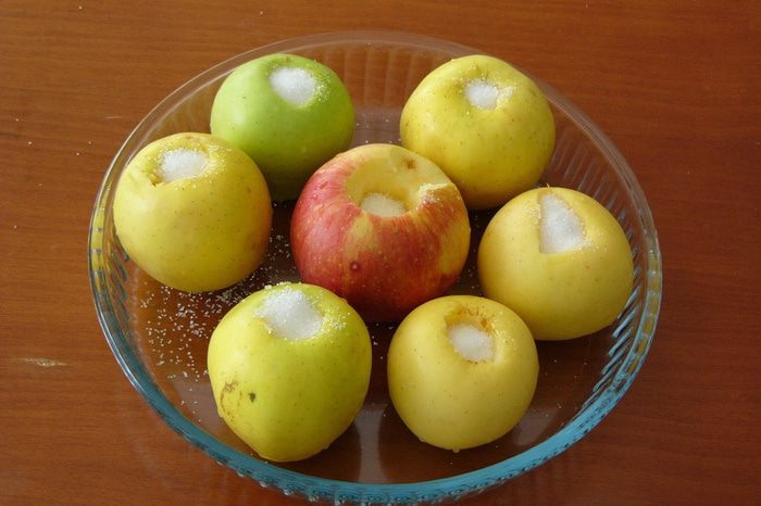 Десерт из печеных яблок с молочным киселем