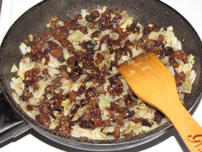 Долма с рисом, изюмом и кедровыми орешками