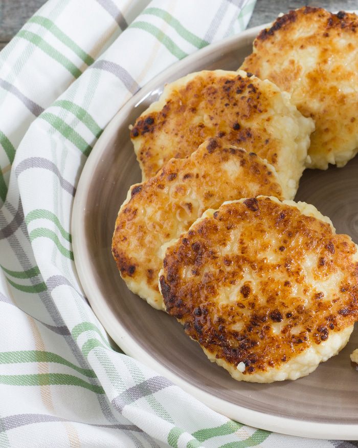 Сырники с вишневым соусом и корицей
