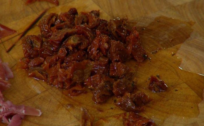 Теплый салат из чечевицы с ветчиной и вялеными помидорами 