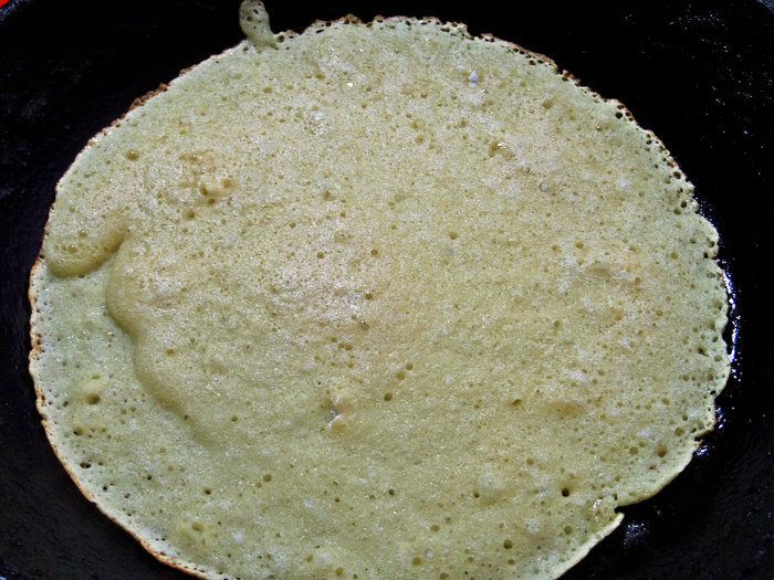 Бисквитные блины с брусникой