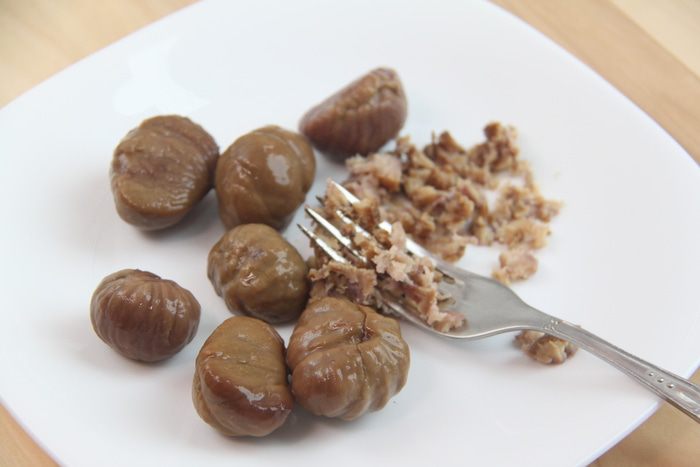 Каштановые булочки с брусникой