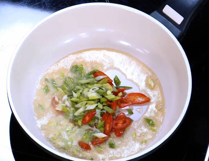 Жареный рис с креветками и курицей, заправленный по-восточному 