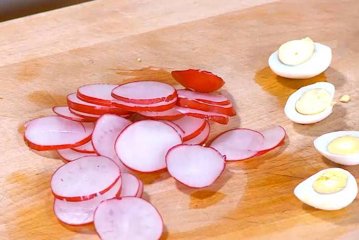 Салат с семгой, перепелиными яйцами и редисом 