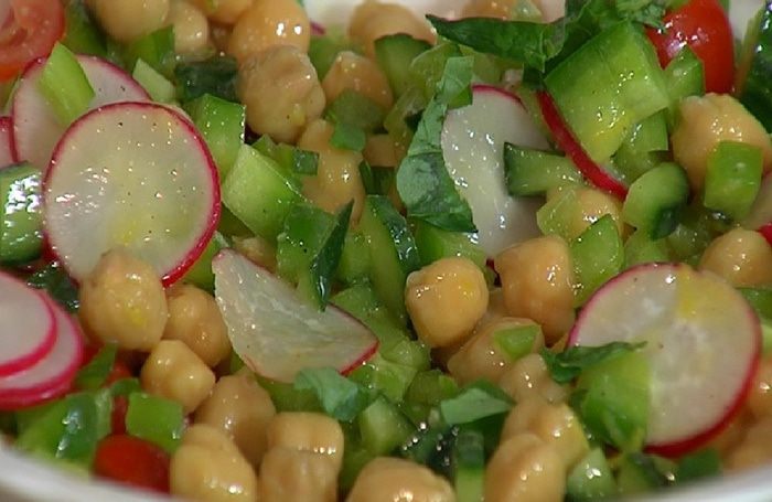 Ароматные лодочки с салатом из нута и свежих овощей 