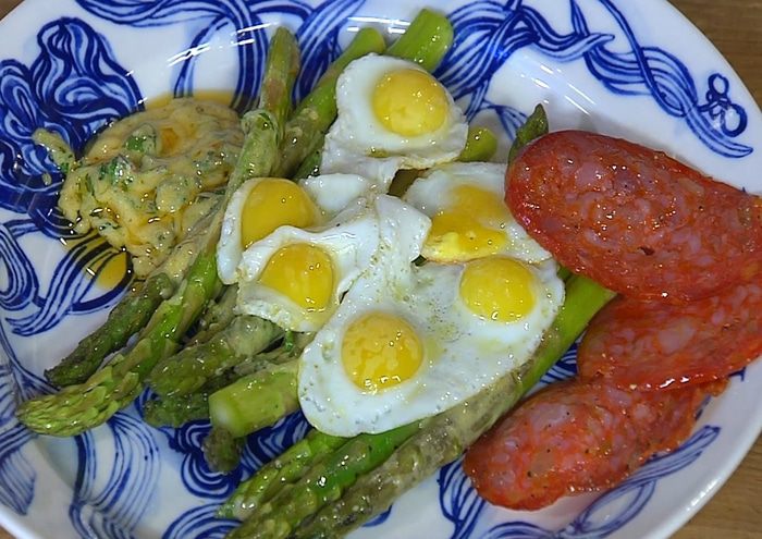 Спаржа на гриле с колбасой и перепелиными яйцами 
