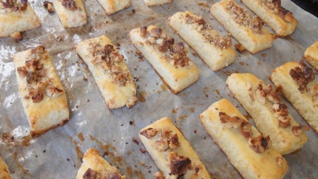 Творожное печенье с орехом 