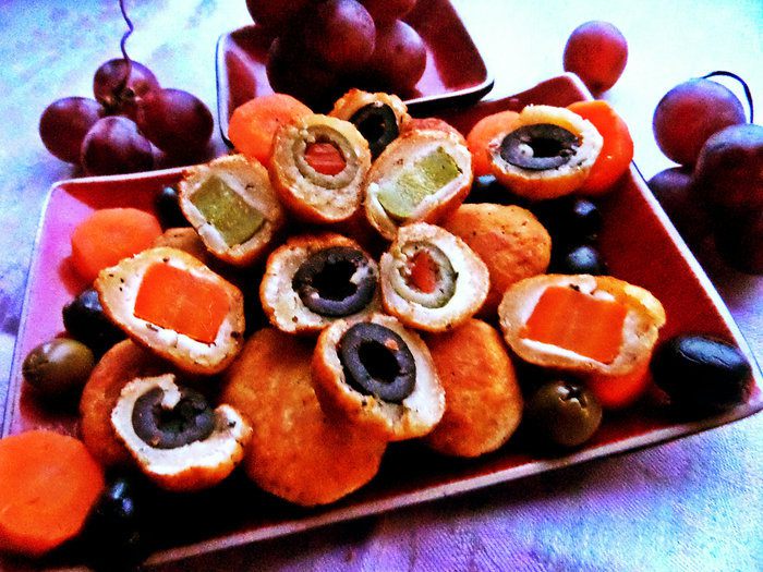 Сырные мини-пирожки с овощами и маслинами