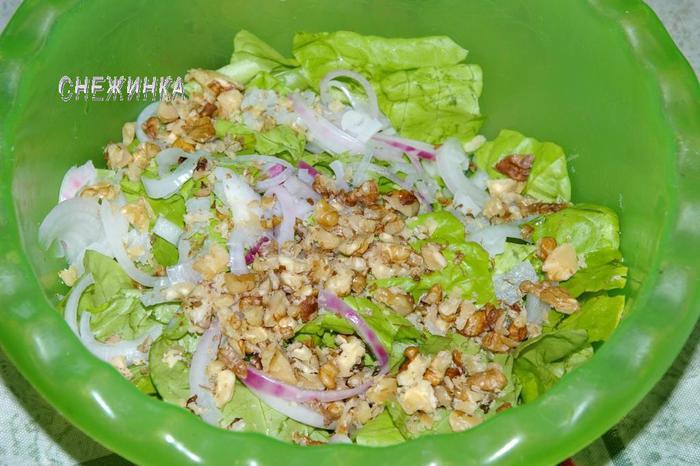 Салат с куриными сердечками и виноградом