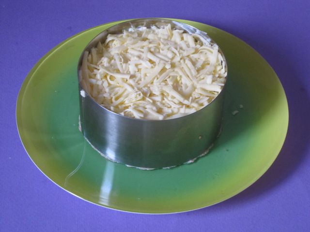 Мясной слоеный салат